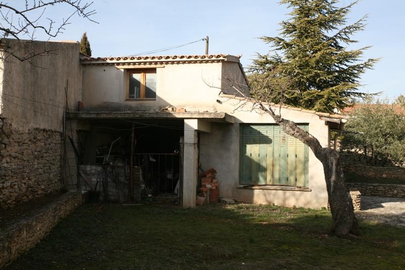 Maison en bordure de village du Luberon, de plain pied sur 2363 m²